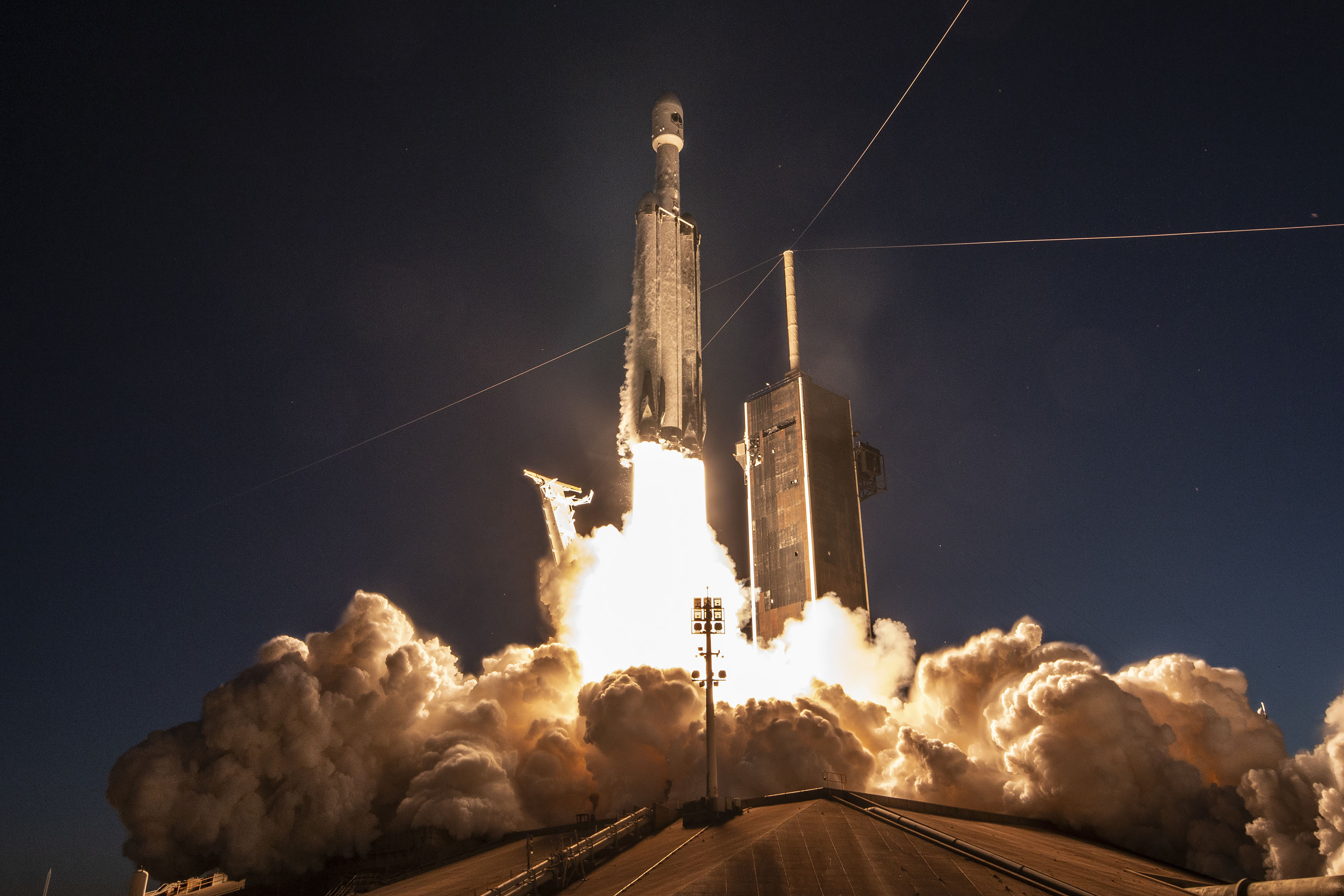 La Falcon Heavy : lanceur important pour le Pentagone par sa capacité à mettre en orbite géostationnaire des gros satellites militaires. © SpaceX
